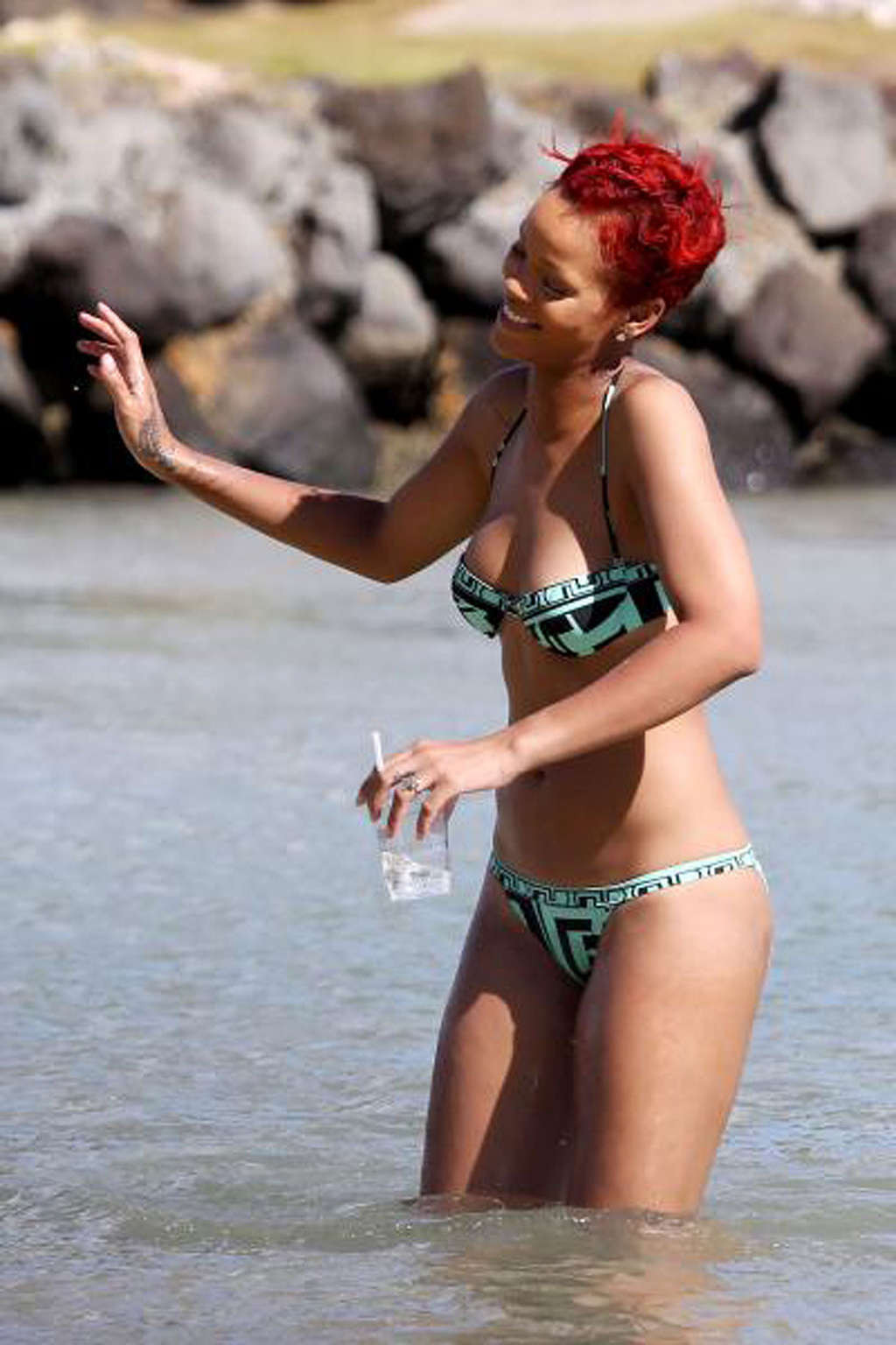 Rihanna exponiendo su cuerpo sexy y su culo caliente en bikini en la playa
 #75334301