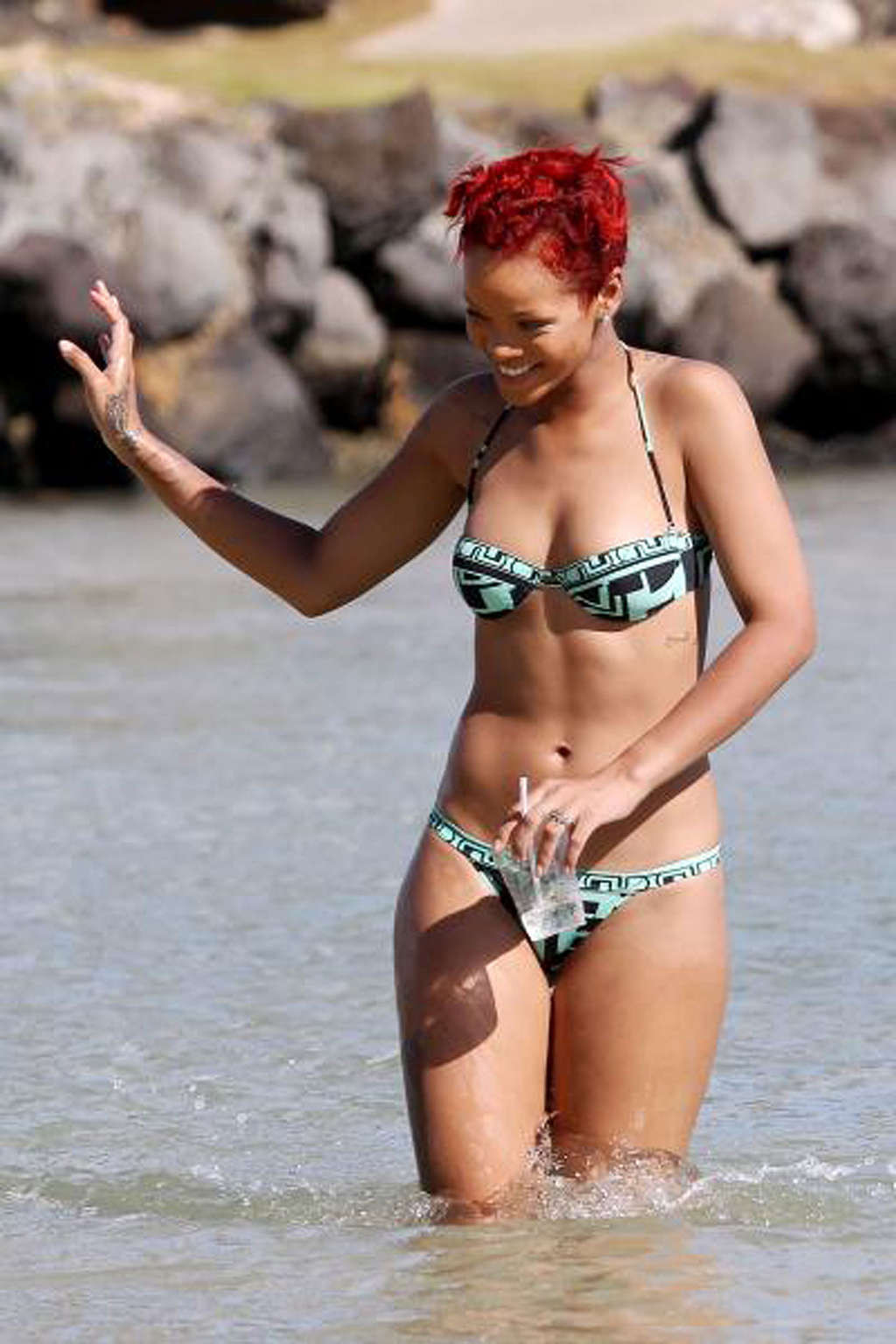 Rihanna exponiendo su cuerpo sexy y su culo caliente en bikini en la playa
 #75334308