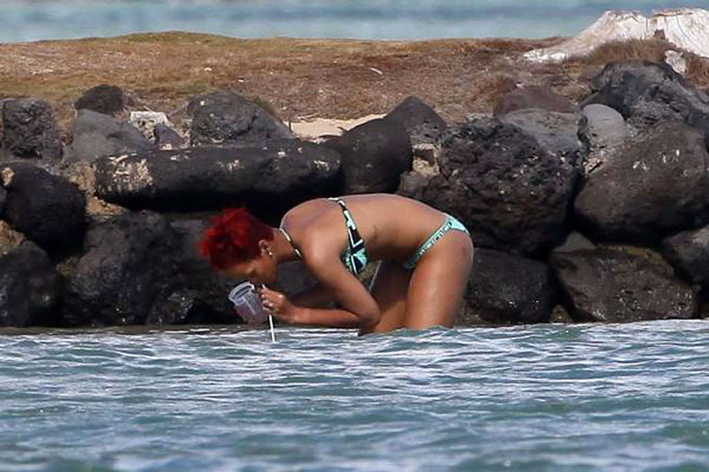 Rihanna exponiendo su cuerpo sexy y su culo caliente en bikini en la playa
 #75334319