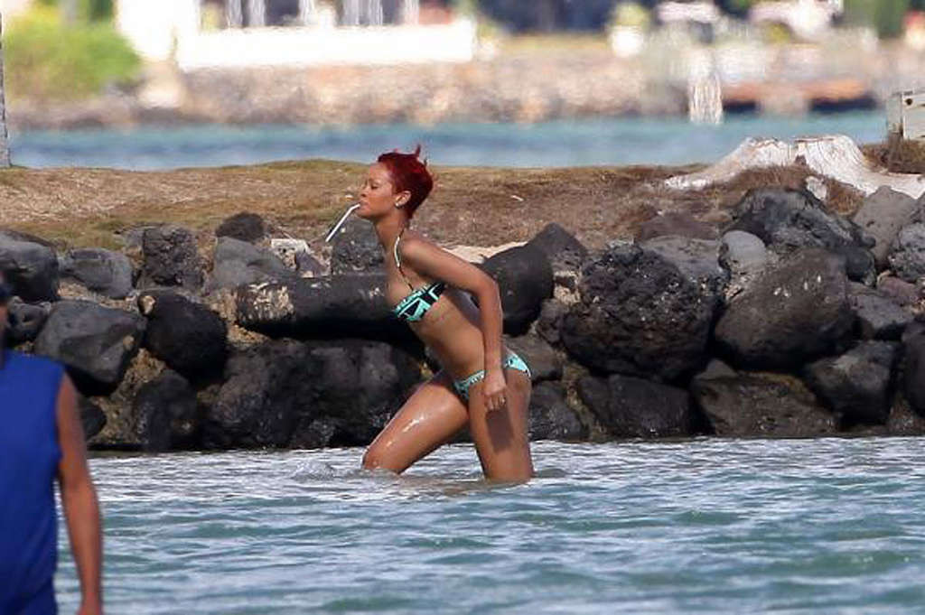 Rihanna exponiendo su cuerpo sexy y su culo caliente en bikini en la playa
 #75334365