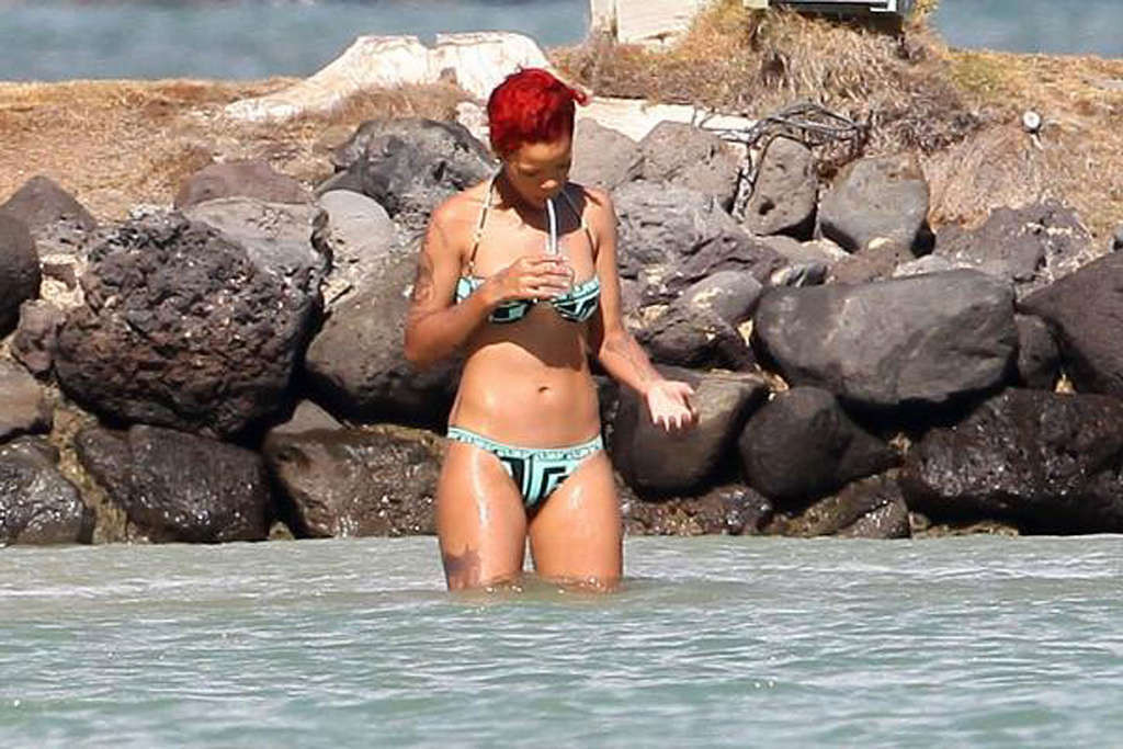 Rihanna exponiendo su cuerpo sexy y su culo caliente en bikini en la playa
 #75334374