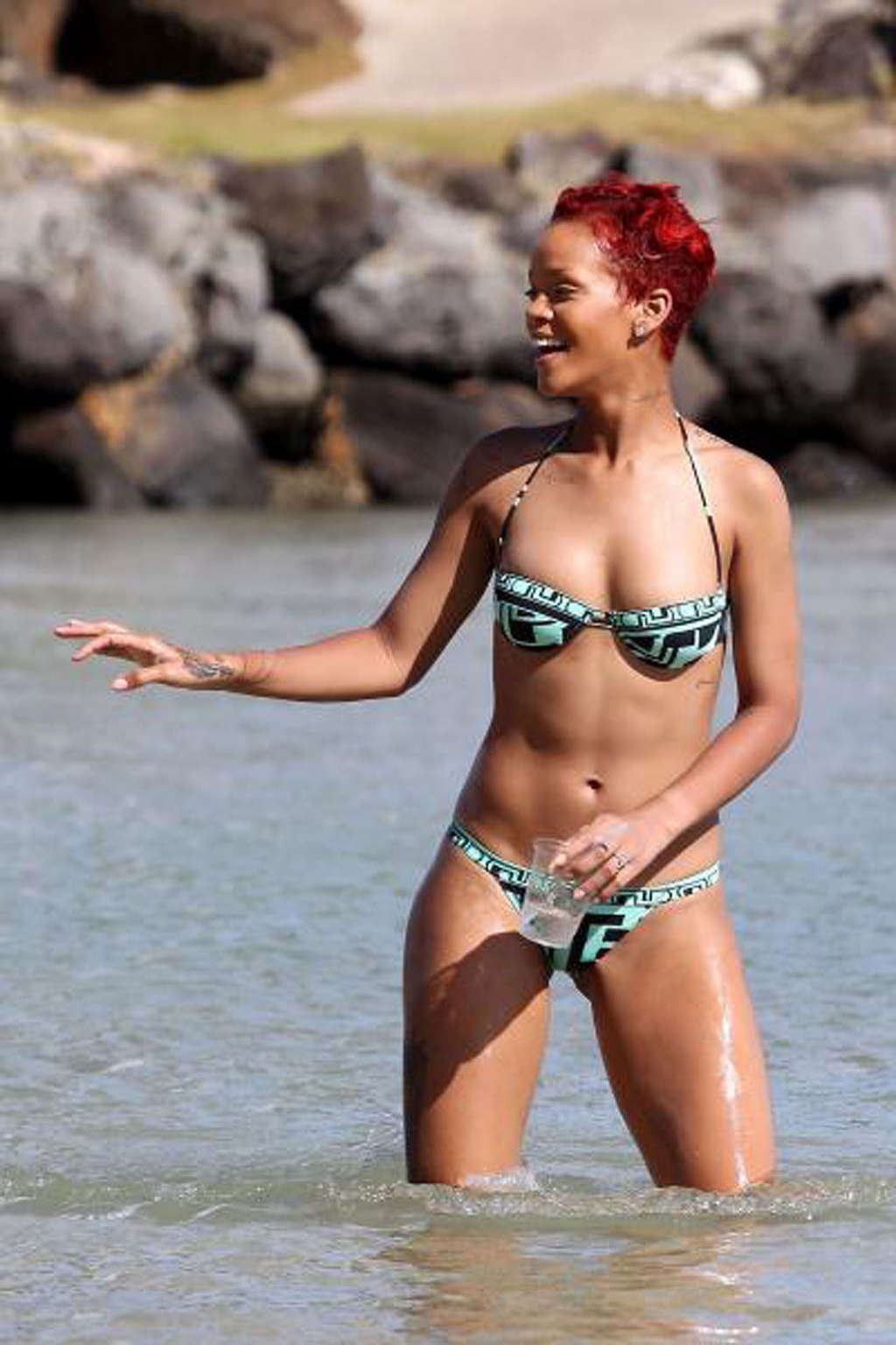 Rihanna exponiendo su cuerpo sexy y su culo caliente en bikini en la playa
 #75334389