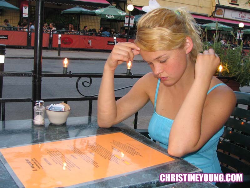 La blonde christine young s'amuse dans cette galerie d'adolescentes.
 #73109877