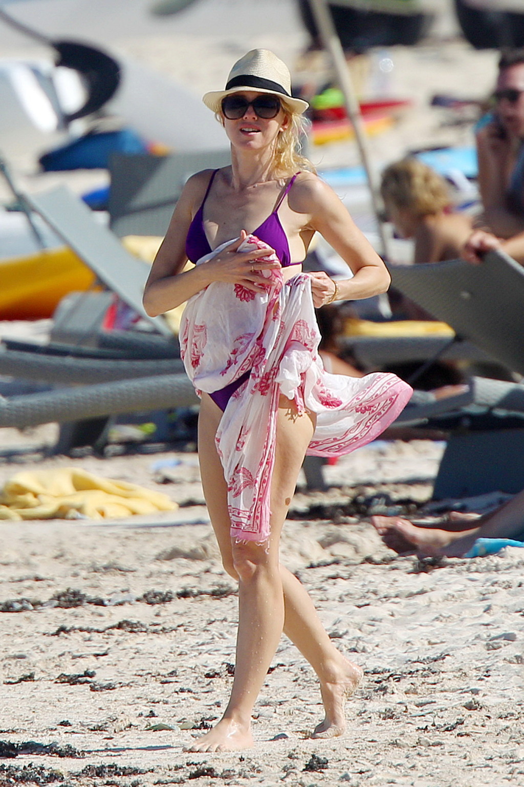 Naomi watts mostra pokies indossando un bikini viola su una spiaggia a st. barts
 #75244818