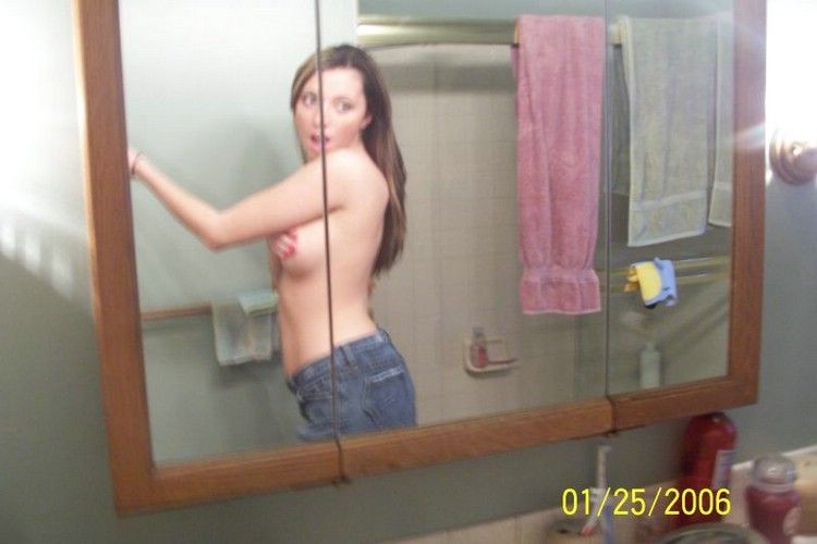 鏡に映ったバストアップガールとマンコの写真
 #75779822