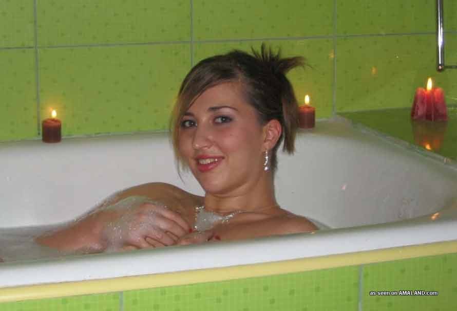 Sélection d'images d'une chaudasse amateur joufflue posant dans une baignoire
 #67203307