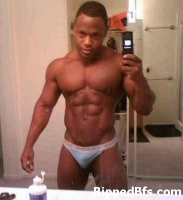 Ragazzo si mette in topless mostrando i suoi muscoli e gli addominali a sei pacchi
 #76944952