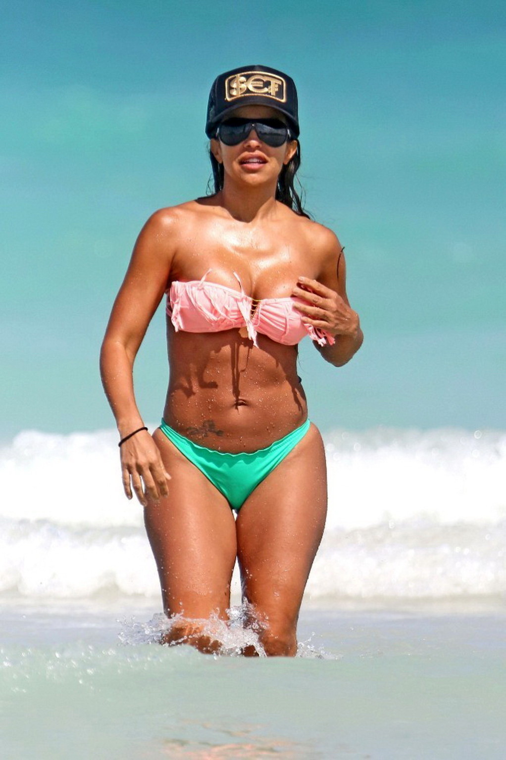 Vida guerra mostrando su cuerpo curvilíneo en bikini en una playa
 #75233881