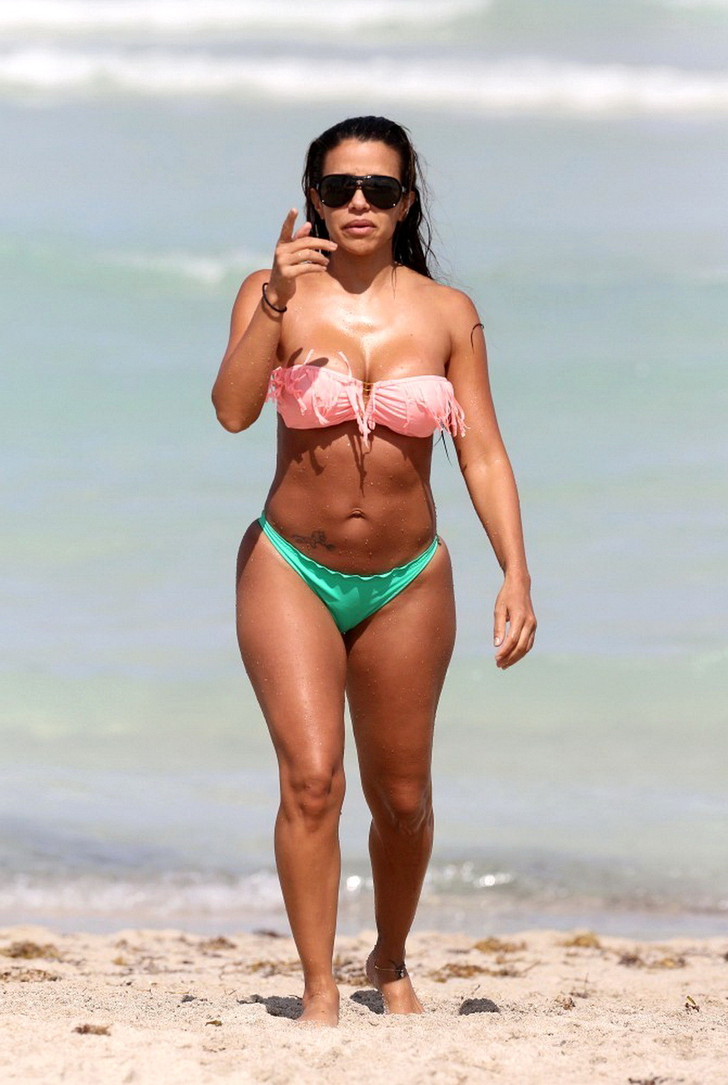 Vida guerra zeigt ihren kurvigen Bikini-Body am Strand
 #75233919