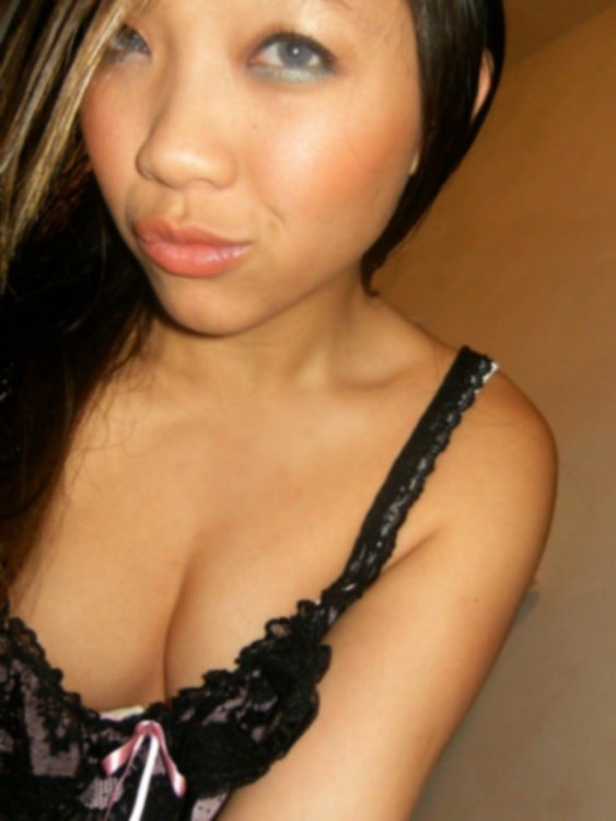Asiatische Coed geht voll nackt in Couch zeigt squeezable Titten
 #69887879