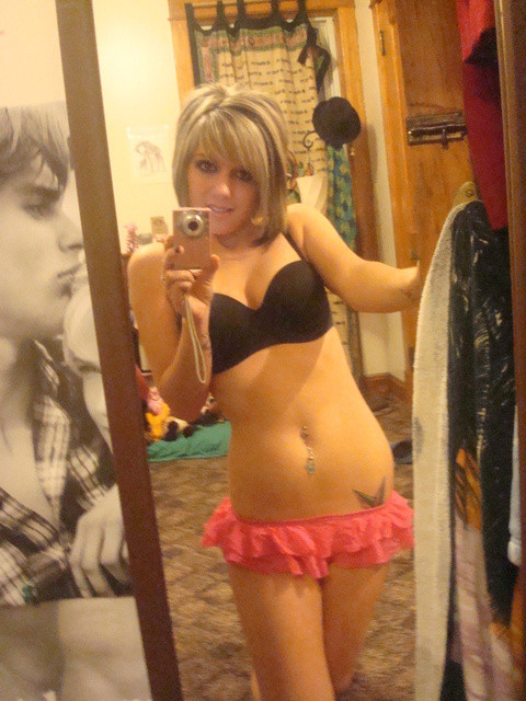 Blonde amateur takes self shot pics of her nude body #73670666