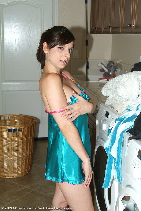 Leckere Hausfrau entkleidet sich und spreizt ihre Beine, um ihre Muschi zu zeigen
 #74869699