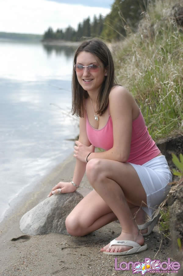 Lana Brooke se desnuda en el lago
 #75060849