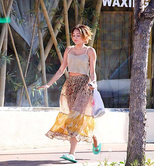 Miley Cyrus expose son corps sexy et ses jambes sexy dans une robe transparente. #75272177