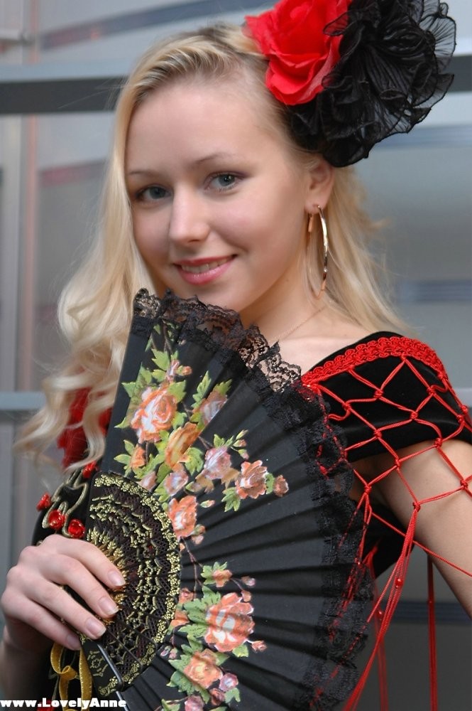 Anne portant une robe de flamenco et montrant ses seins
 #67137291