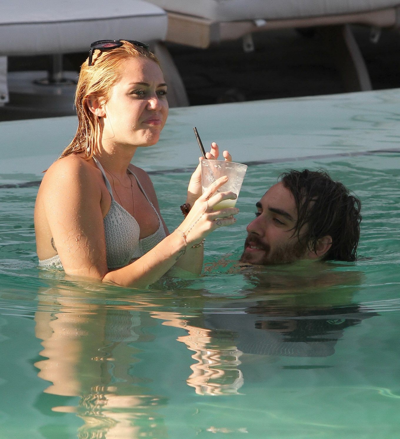 Miley cyrus con bikini blanco en la piscina de un hotel en miami
 #75260230