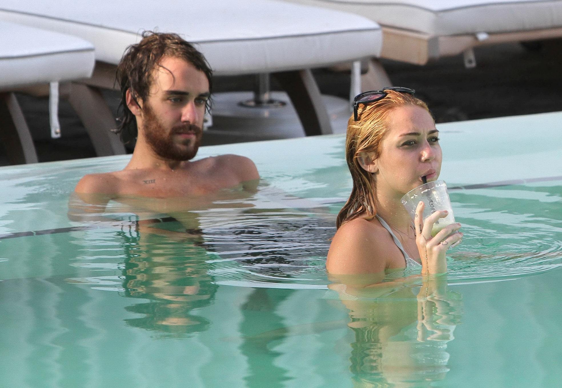 Miley cyrus con bikini blanco en la piscina de un hotel en miami
 #75260244