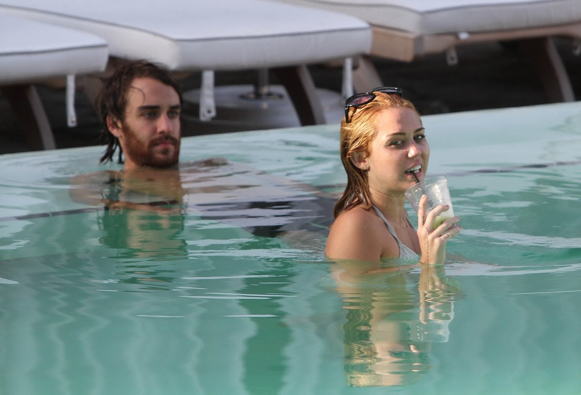 Miley cyrus con bikini blanco en la piscina de un hotel en miami
 #75260252