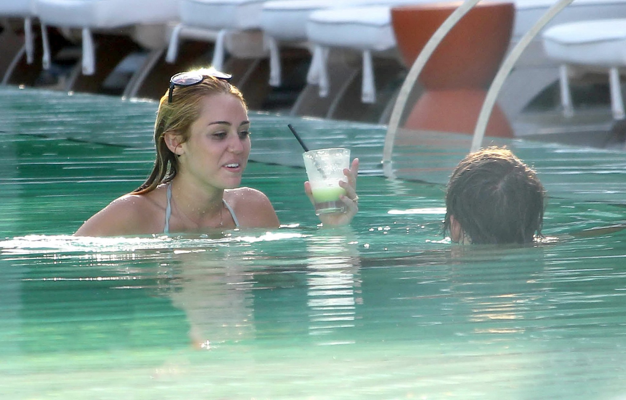 マイアミのホテルのプールで白いビキニを着ているMiley Cyrus
 #75260260