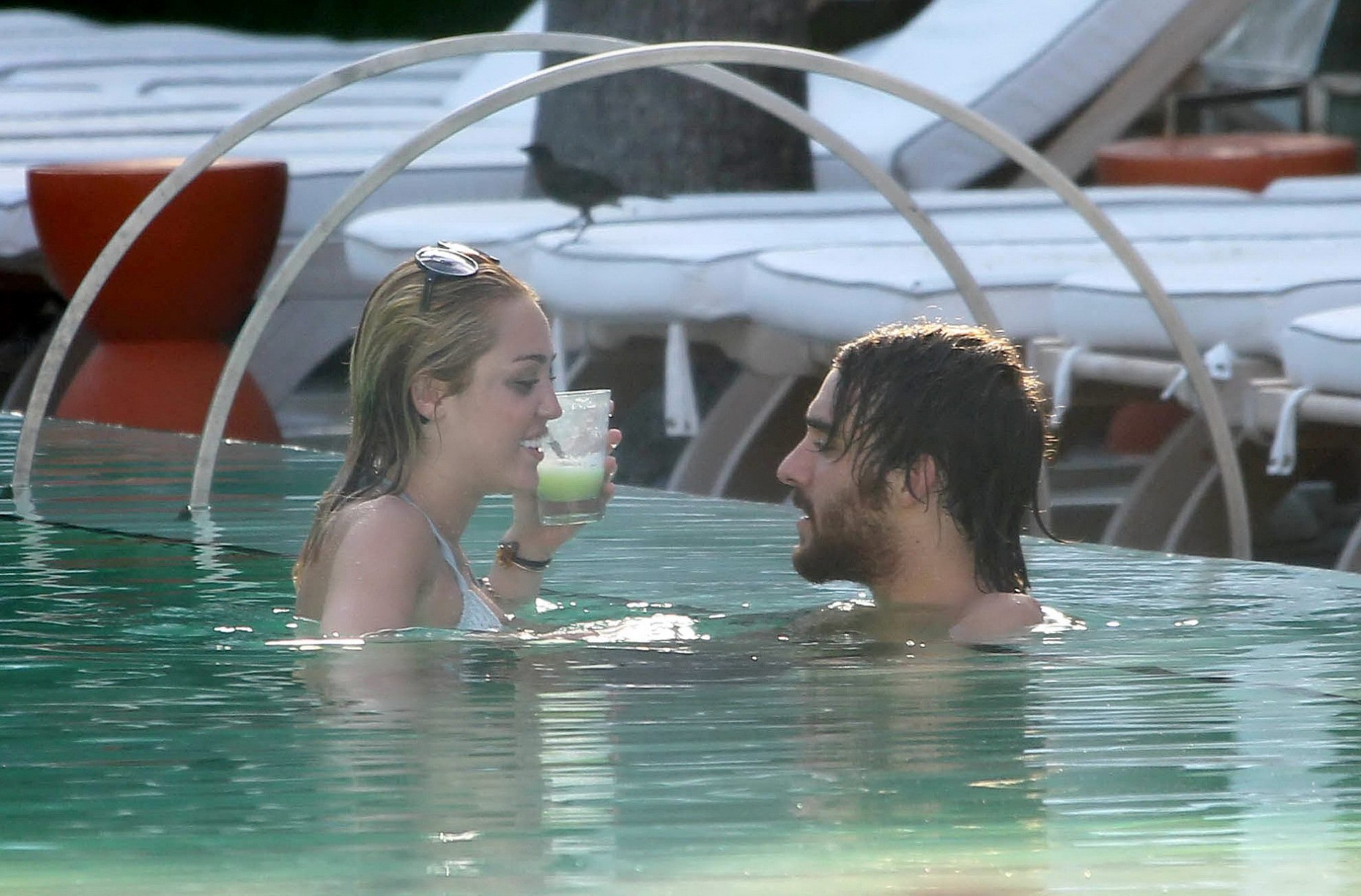 Miley Cyrus trägt weißen Bikini am Hotelpool in Miami
 #75260271