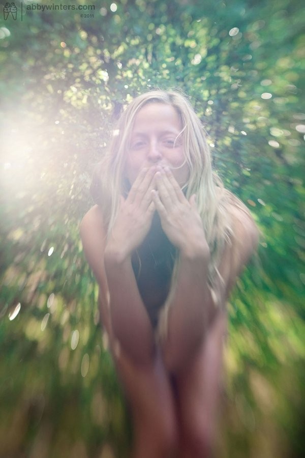 Une fille entièrement naturelle exhibe son corps parfait en plein air.
 #71635821