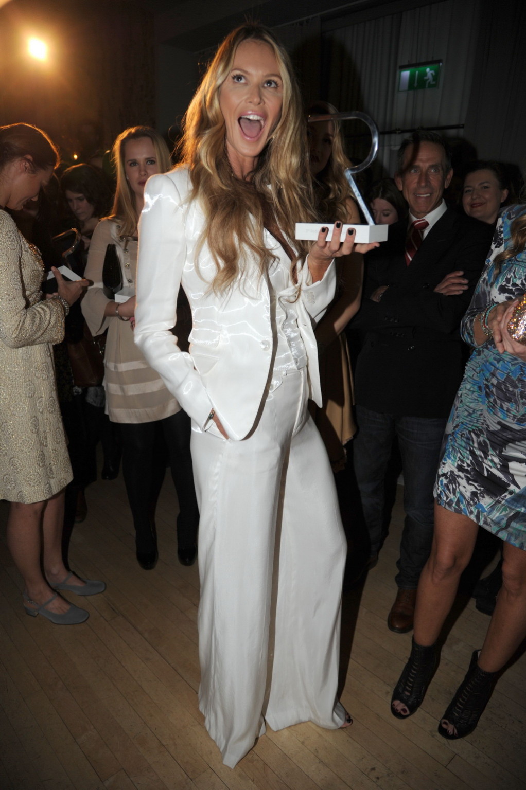 Elle macpherson guardando caldo e cleavy a rodial bei premi a Londra
 #75271191