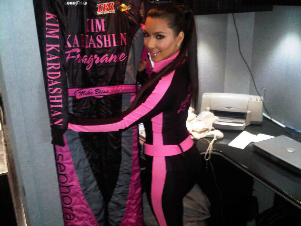 Kim kardashian mostrando su cuerpo en traje de una pieza y su gran culo
 #75357961