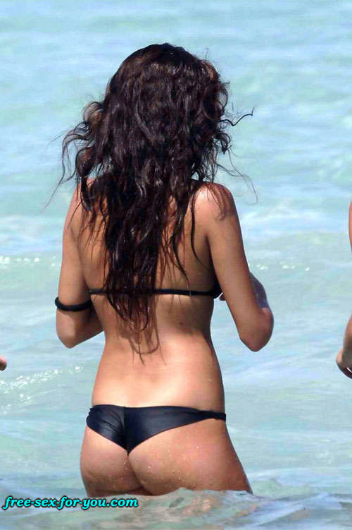 Giorgia palmas posando muy sexy en bikini en la playa
 #75421409