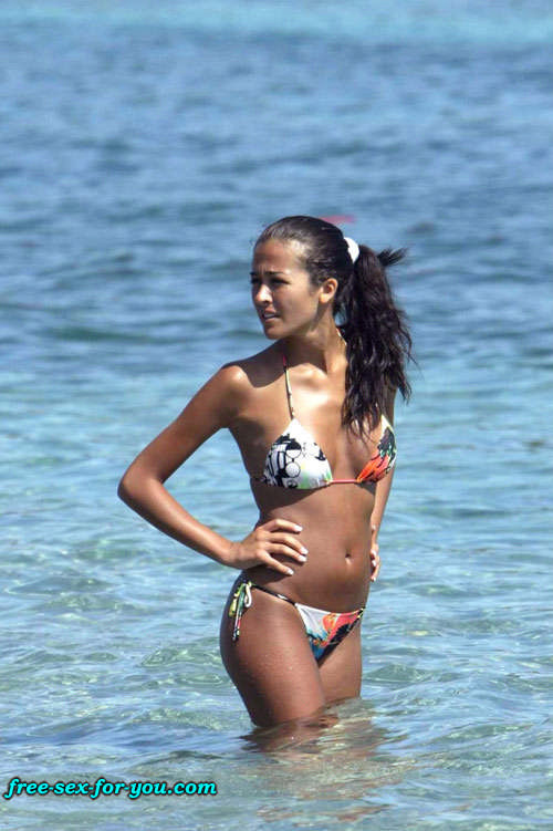 Giorgia palmas pose très sexy en bikini sur la plage
 #75421418
