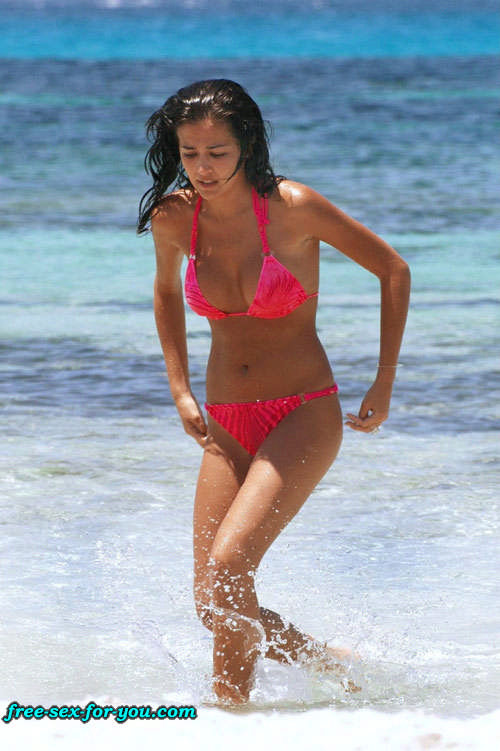 Giorgia palmas pose très sexy en bikini sur la plage
 #75421444