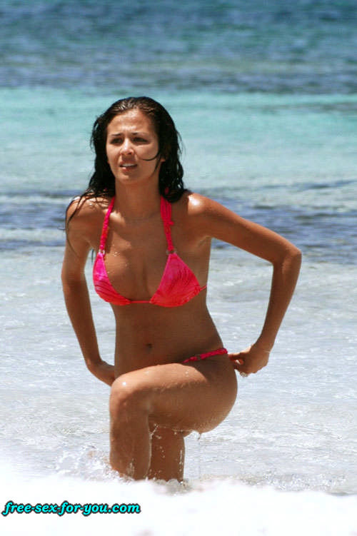 Giorgia palmas posiert sehr sexy im Bikini am Strand
 #75421472