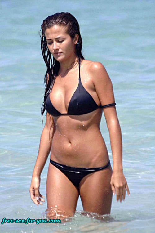 Giorgia palmas pose très sexy en bikini sur la plage
 #75421529