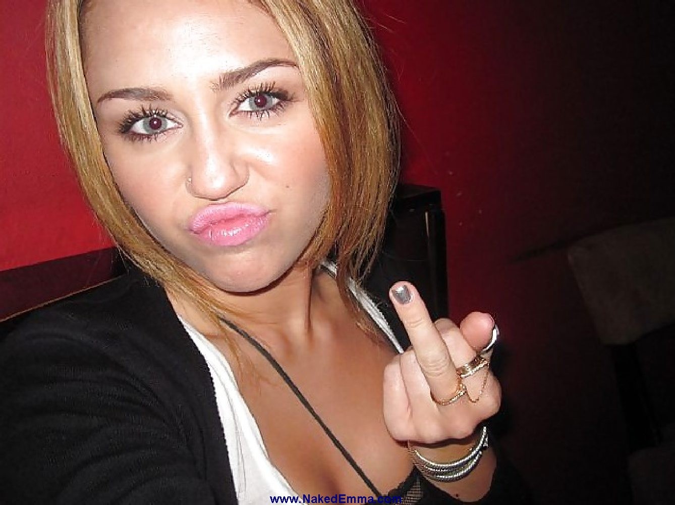 Miley cyrus sehen ihre perfekte rasierte Muschi upskirt Bilder
 #75191418
