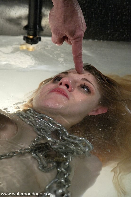Tawni ryden nackte Blondine wird gefesselt und in einen Wassertank gesteckt
 #71982071