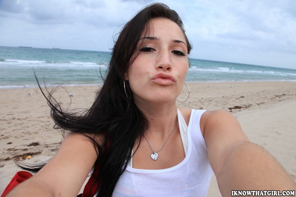 Amateur novia joven burlarse de su bf en la playa en la foto casera
 #72292602
