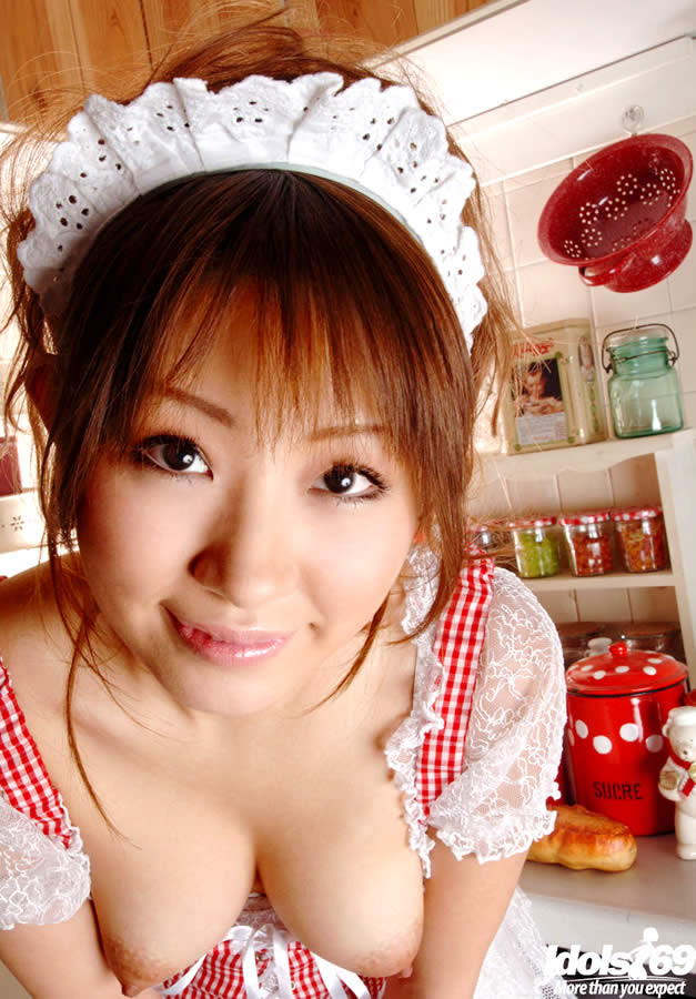 Adorable femme de chambre japonaise nue dans la cuisine
 #69923002