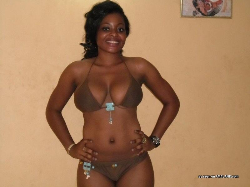 Ebony girlfiend posing nude and spreading at home #73315972
