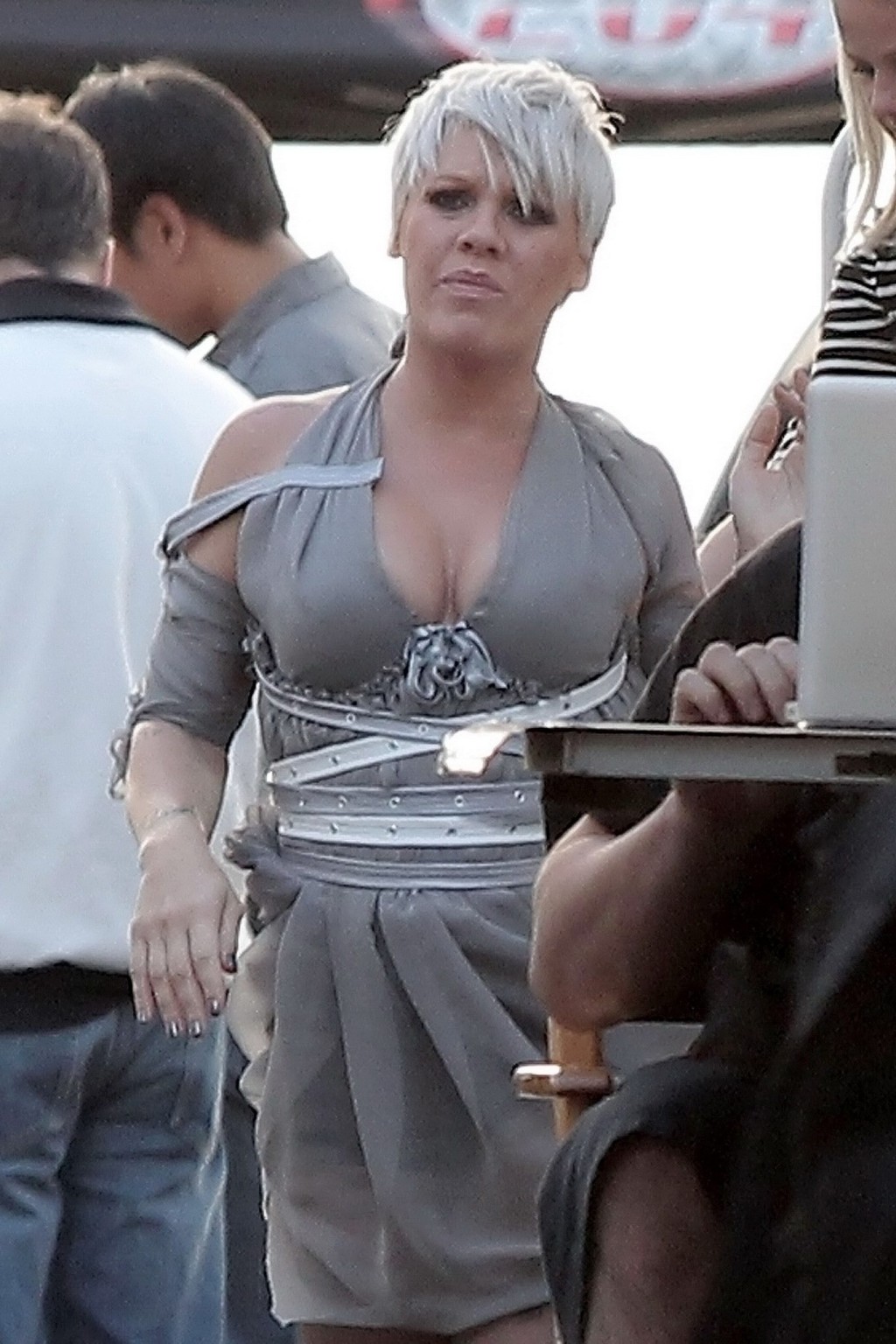 Pink che mostra un'enorme scollatura sul set del video musicale a La
 #75324849