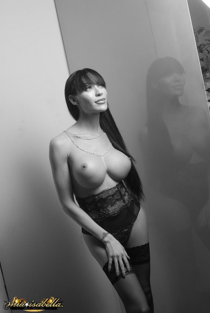 Mia isabella montre sa longue queue dans un magnifique pictorial noir et blanc.
 #79191071