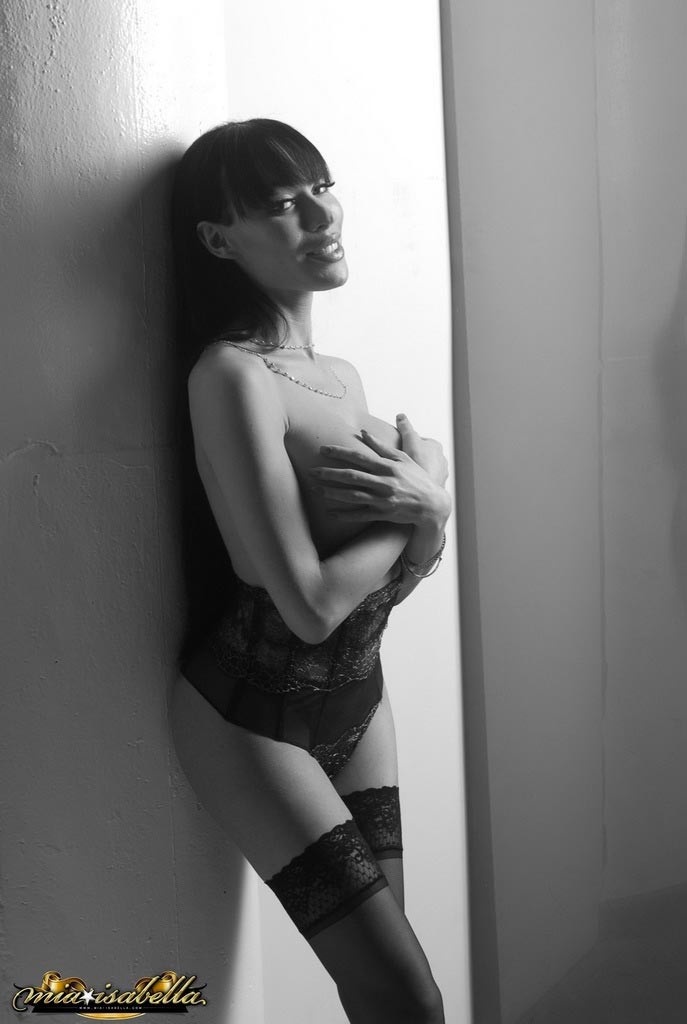 Mia isabella montre sa longue queue dans un magnifique pictorial noir et blanc.
 #79191083