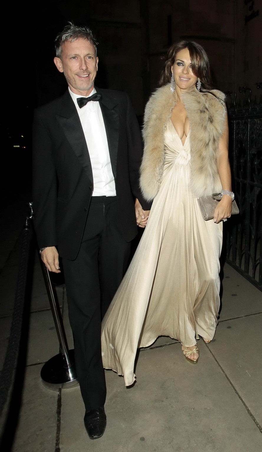 Elizabeth hurley mostrando un enorme escote dirigiéndose a la fiesta privada de elton john 
 #75330138