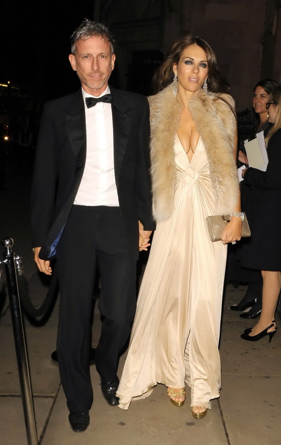 Elizabeth hurley mostrando un enorme escote dirigiéndose a la fiesta privada de elton john 
 #75330156