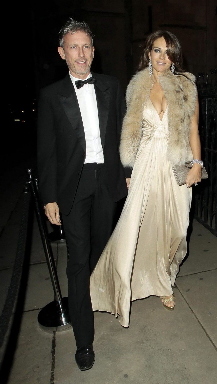 Elizabeth hurley mostrando un enorme escote dirigiéndose a la fiesta privada de elton john 
 #75330160