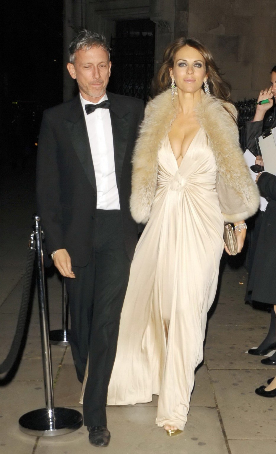 Elizabeth hurley mostrando un enorme escote dirigiéndose a la fiesta privada de elton john 
 #75330167