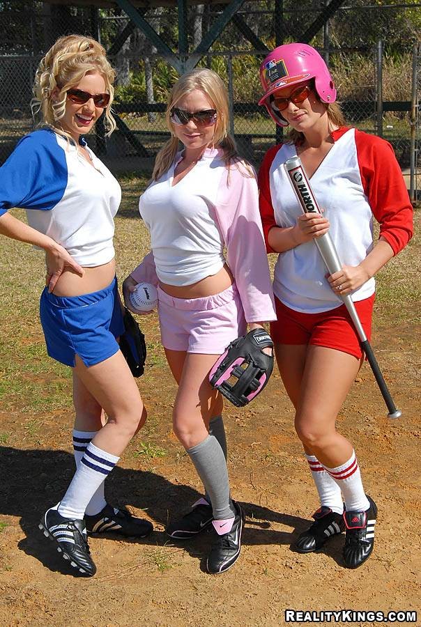 Britney y sus chicas de softball rojo, blanco y azul se ponen a jugar a la pelota
 #74256135