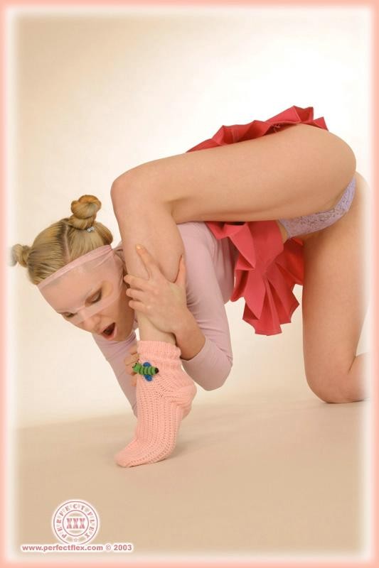 Bella ballerina flessibile e il suo giocattolo enorme
 #76371982