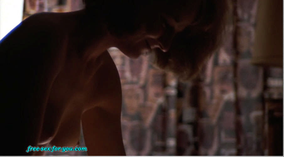 ヘレン・ハント、ヌード映画のキャップで素敵な乳房を見せる
 #75430300