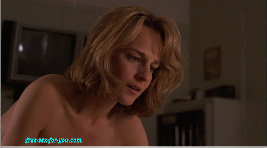 ヘレン・ハント、ヌード映画のキャップで素敵な乳房を見せる
 #75430346