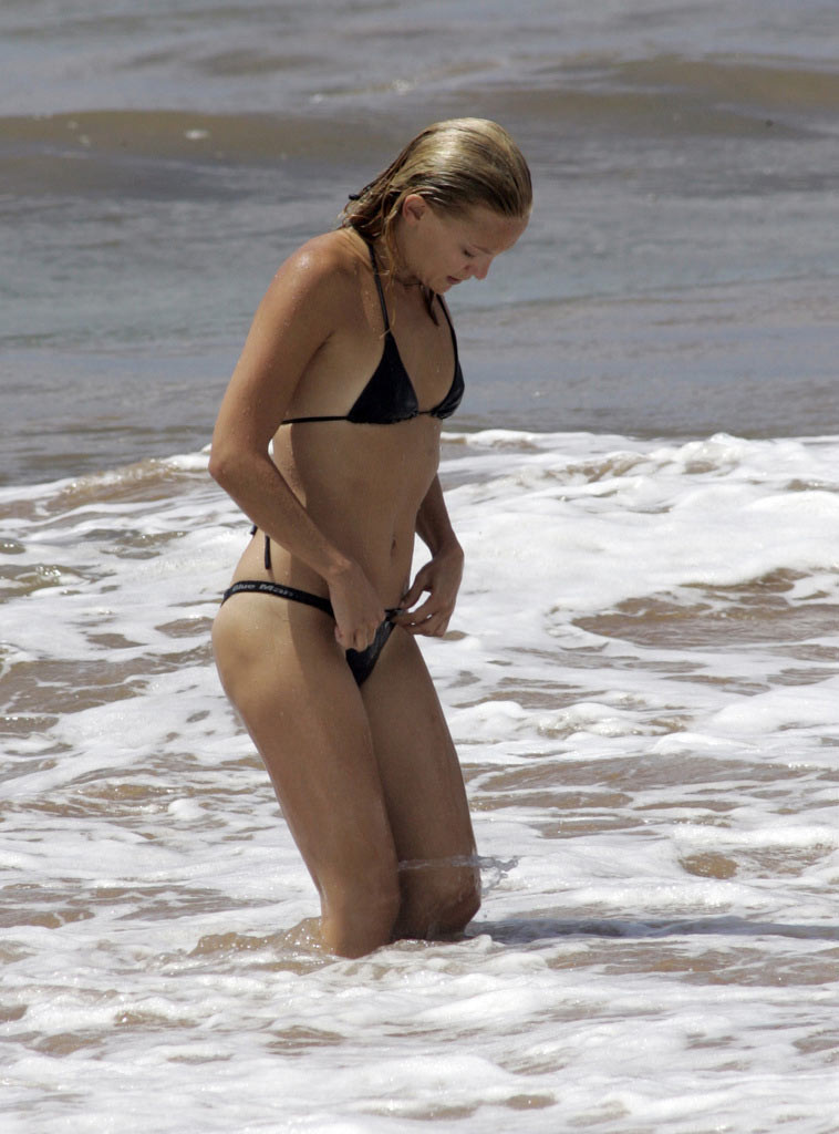 Kate Hudson nude tits and cute ass in bikini #75388909