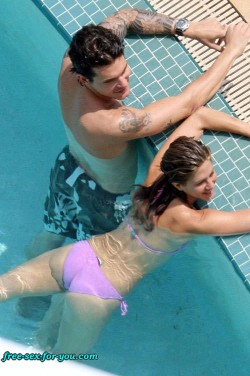 Jennifer aniston mostra le tette ai paparazzi e posa in bikini
 #75419321